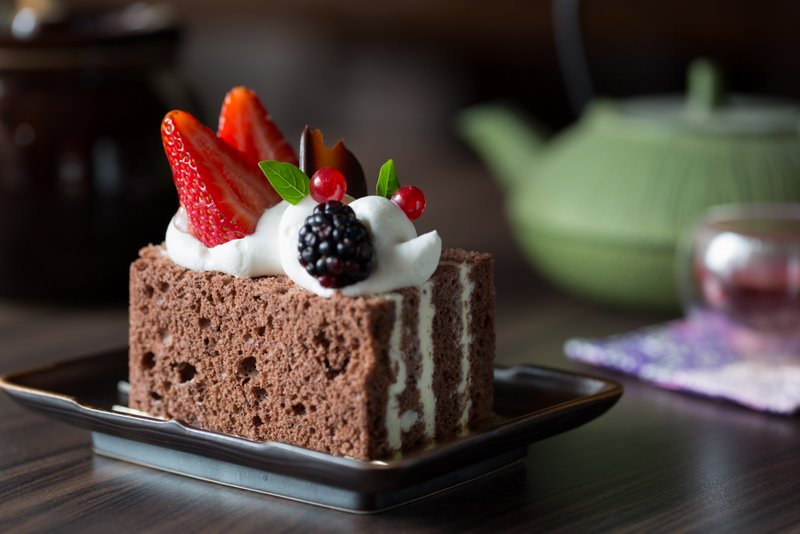 Apresentação cuidadosa e sabor suave são características marcantes dos doces japoneses. Na foto: bolo de chocolate recheado com creme de chocolate branco do Expresso Kazu