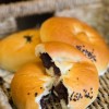 Anpan é um pão recheado com doce de feijão azuki. Na foto, pão da Fresh Cake Factory