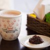 Azuki Latte é preparado com leite e pasta de feijão azuki e tem notas leves de chocolate. A bebida pode ser pedida quente ou fria na Fresh Cake Factory