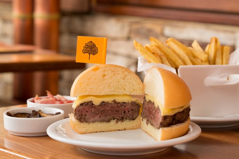 No corte, é possível ver a carne mal passada no centro hamburgueria nacional 9