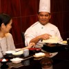 Chef Edivaldo mostra a assadeira de omelete que ele ganhou no Japão