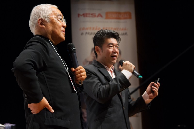 O chef Tsuyoshi Murakami fez a tradução consecutiva durante a palestra do chef Yukio Hattori Yukio Hattori e Tsuyoshi Murakami