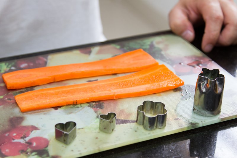 Use moldes para ajudar a cortar a cenoura