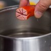Coloque a salsicha em água fervente