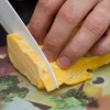 Corte o omelete em tiras fáceis de serem ingeridas