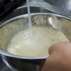 Coloque o arroz em um bowl, cubra-o com água e faça movimentos circulares. Escorra e repita o procedimento duas vezes.