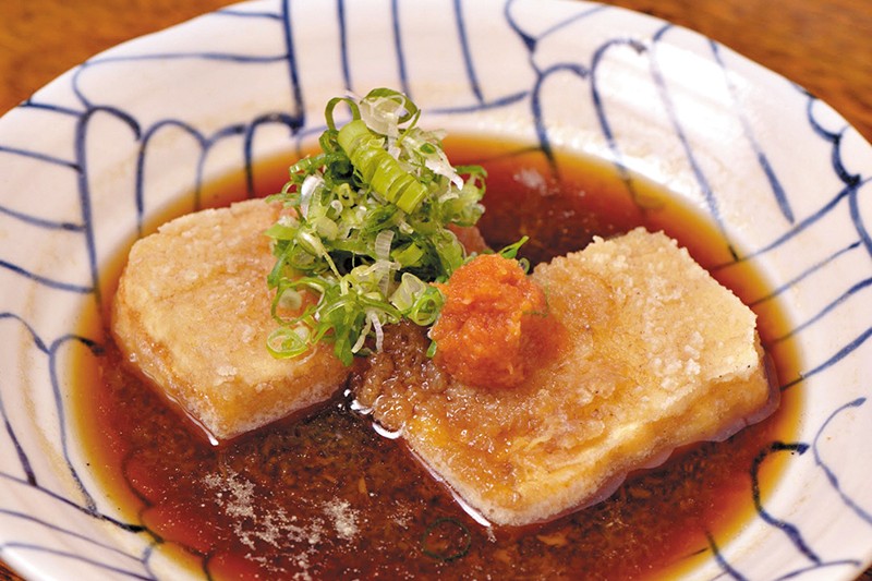 Aguedashi-Dofu do chef Kakuzui Matsui, do Kidoairaku Aguedashi-Dofu do chef Kakuzui Matsui, do Kidoairaku Foto Tatewaki Nio