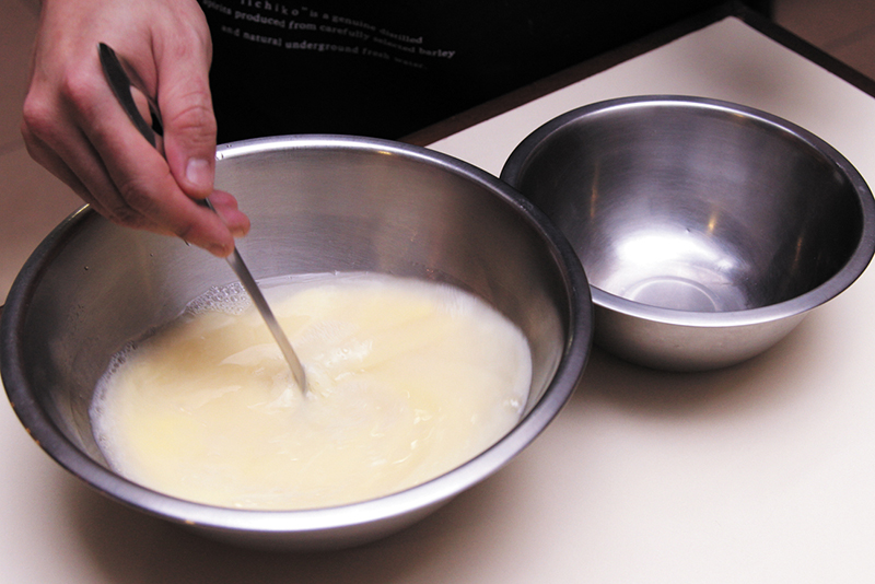 Bata o ovo, sem deixar que forme muita espuma e passe-o em uma peneira.