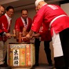 Kagami wari é um ritual comum em cerimônias de abertura de festivais que consiste na quebra da tampa do barril de saquê