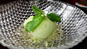 Sorvete de maçã verde com gelatina de saquê.