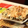 Okonomiyaki é um prato típico de festivais de rua no Japão