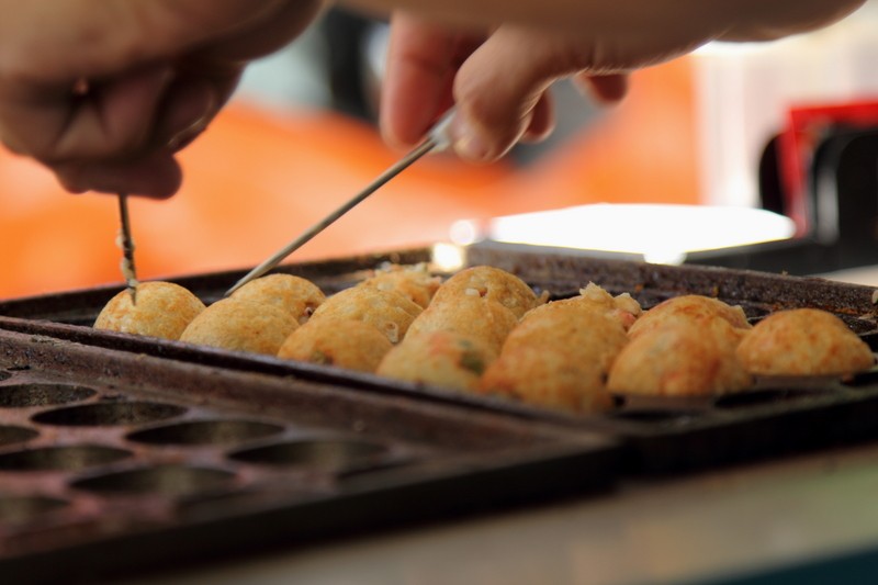 Takoyaki é uma das comidinhas de rua populares no Japão. O bolinho é cremoso e tem pedacinhos de polvo no recheio