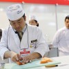 Chef Hirotoshi Ogawa ensina as técnicas de preparo de sushi