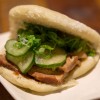 Bun: pão assado no vapor recheado com carne de porco e pepino. A opção vegetariana é recheada com shimeji.