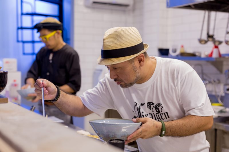 No balcão dá para acompanhar o processo de produção do lámen koitani_shima