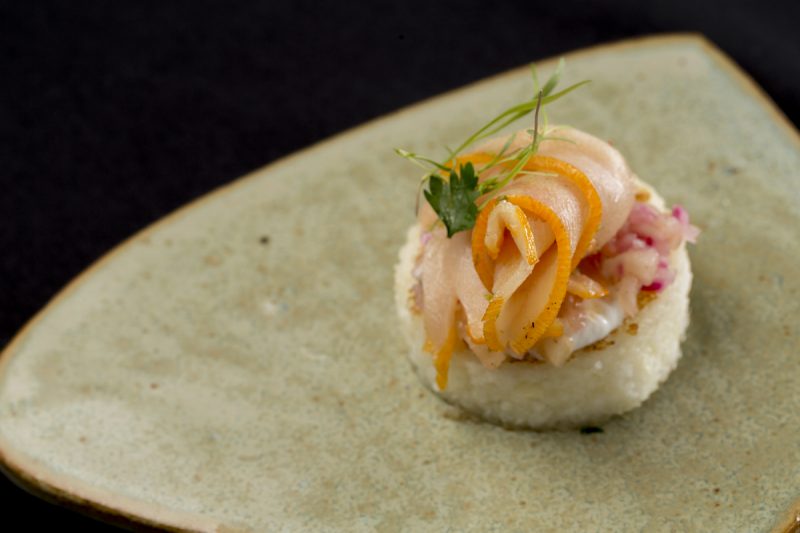 Blinis de tapioca com surubim defumado, preparado pela chef Morena Leite para o Sukiyaki do Bem de 2016 sukiyakidobem2016_nikkofotografia5