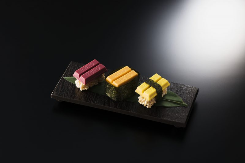 São três sabores representados: atum, ovas de ouriço e omelete. sushi-kitkat_imagem_divulgação