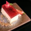 Bolo de shisô combinado com creme de chocolate branco e gelatina de flor de cerejeira