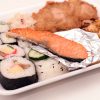 Bentô (marmita) com combinação de sushi, carne e legumes é uma das mais populares
