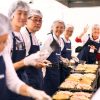 Trabalho em equipe para fazer okonomiyaki no Festival do Japão
