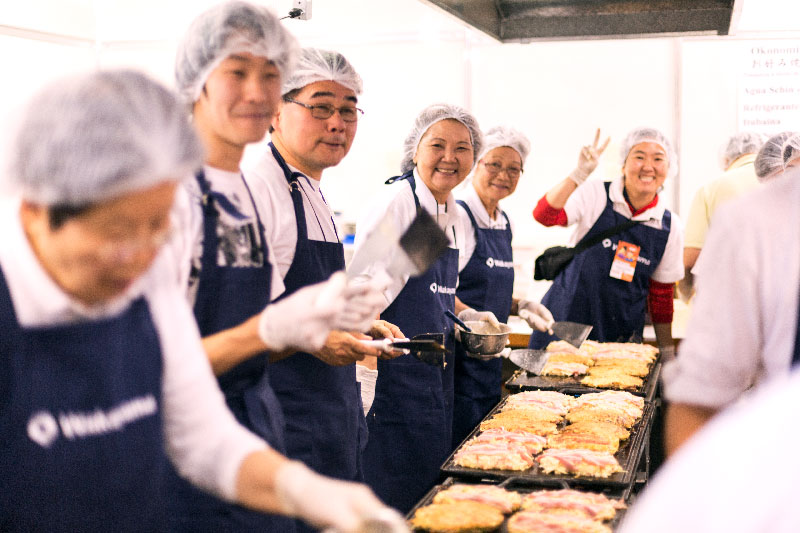 Voluntários no estande da província de Wakayama