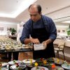 O chef André Saburo nos preparativos do Sukiyaki do Bem 2017