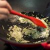 Aqueça o óleo em uma wok, adicione o alho, o gengibre e os talos de coentro e frite por 30 segundos. 