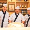 O trio de sushi chefs do dia, tendo ao centro Hiromitsu Konno, e à esquerda Taiki Miyakawa e à direita Hiroaki Okabe, exibindo orgulhosos o shari