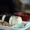 Omusubi, onigiri feito apenas com arroz