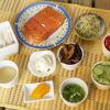 Ingredientes para preparar o sushi e tigelinha