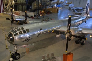 O avião Enola Gay, que lançou a bomba atômica sobre Hiroshima, era do modelo B-29. Esta série foi considerada a mais cara e complexa construída na Segunda Guerra Mundial. Com seus 31.815 quilos, ele era capaz de atingir até 576 km/h. Seu nome foi escolhido como uma homenagem à mãe do piloto que lançou a bomba, Paul Tibbet Jr. A bomba atômica era chamada pelos norte-americanos de Little Boy