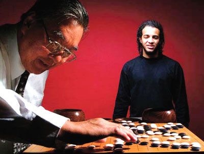 O experiente jogador de go Kazuo Watanabe, 67 anos, com o ainda iniciante Leandro Nascimento, 19 anos