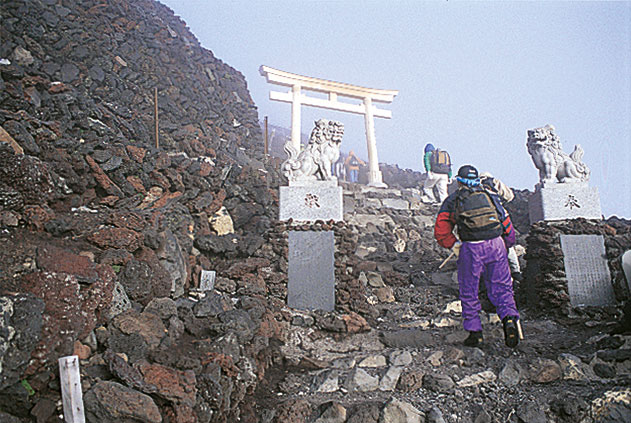 Escalar o monte Fuji pode durar de três a seis horas