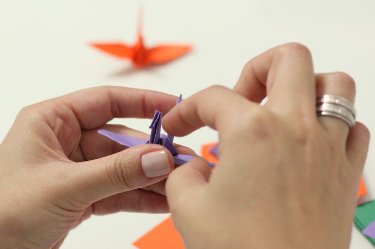 Adriana aprendeu a fazer origami com seu avô, aos 9 anos