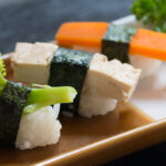 Sushi de brócolis, tofu e cenoura