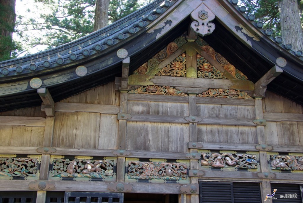 Os Três Macacos Sábios ilustram a porta do Estábulo Sagrado, um templo do século XVII localizado no Santuário Toshogu
