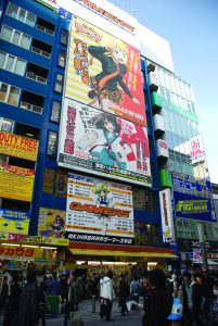 A loja Gamers está localizada na mesma rua que a saída da estação JR Akihabara pela saída Electric Town