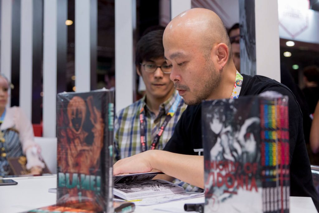 Tsutomu Nihei também distribuiu autógrafos no estande da Editora JBC na Comic Con Experience