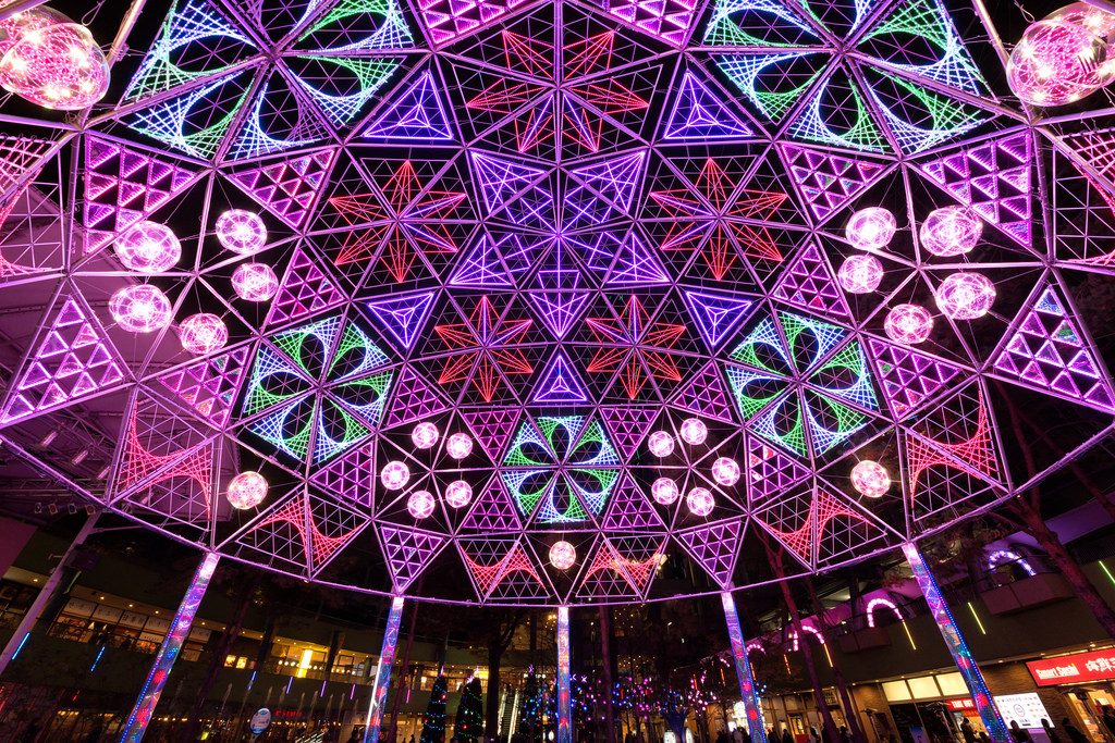 Iluminações no Tokyo Dome City são uma das mais coloridas