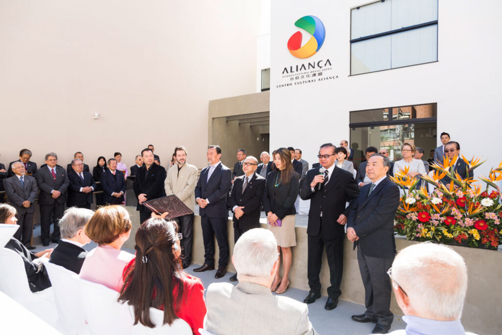 Autoridades e personalidades na inauguração do Centro Cultural Aliança