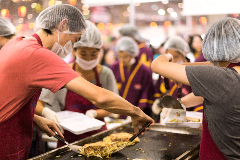 Okonomiyaki de Hiroshima e a culinária regional do Festival do Japão
