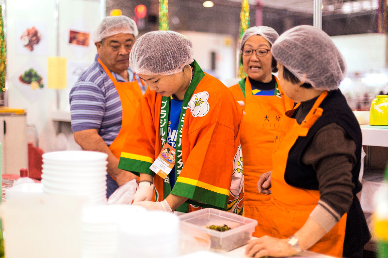 Voluntários da associação da província de Oita para divulgar a comida regional no Festival do Japão