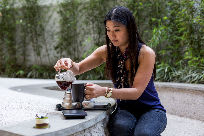 Minori Nagai, do Imi Cafe ensina as técnicas para fazer um café coado na Hario V60