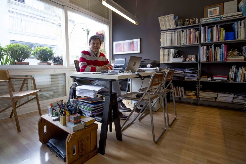 Naoki Otake em seu estúdio, no bairro da Consolação, em São Paulo