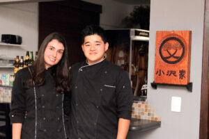 Lucas, 23, e Daniela, 24, são os responsáveis pela administração e operação do restaurante