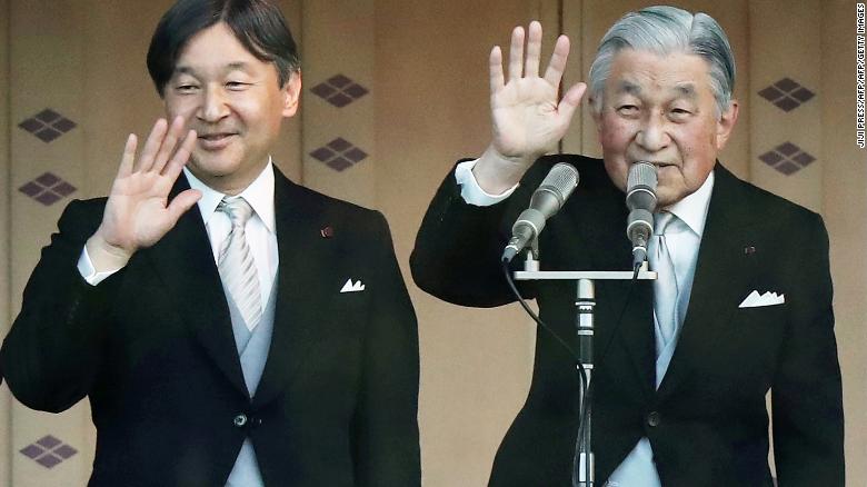 O príncipe-herdeiro Naruhito e o imperador Akihito