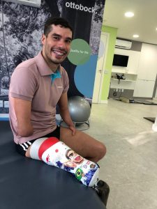 Daniel Dias recebe prótese mangá