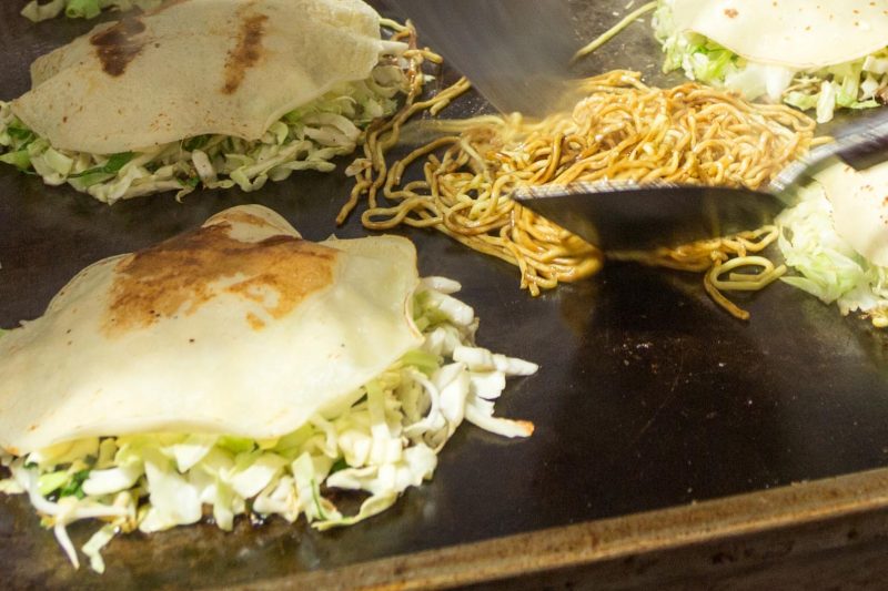 okonomiyaki hiroshima macarrão