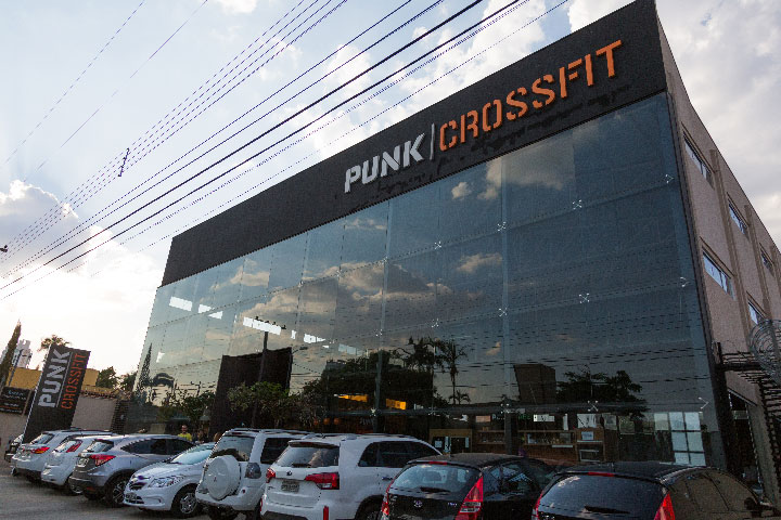O box Punk CrossFit tem 1200 m² e o head coach é Ricardo Prudente
